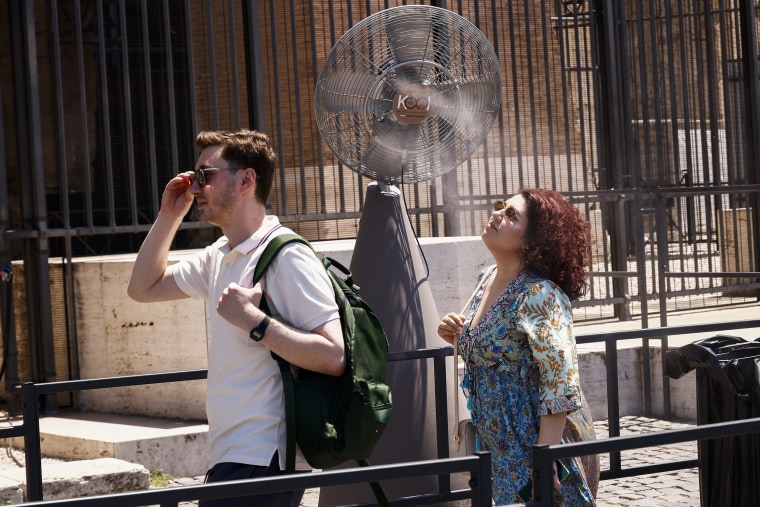 Life continues under scorching temperatures in Rome